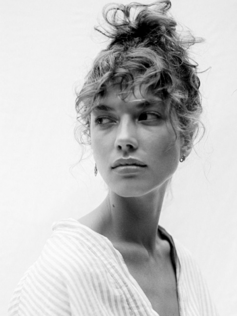 Relever ses cheveux : un geste simple mais tellement impactant sur l'allure...