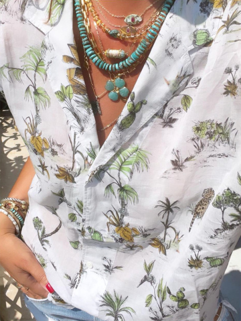 Accumulation de colliers + chemise masculine/fantaisie = le bon mix