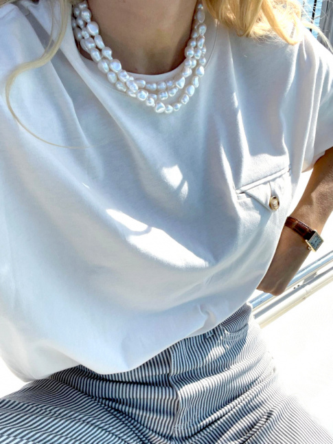 Oui aux perles sauvages associes au duo casual tee-shirt blanc/pantalon  rayures verticales bleues !