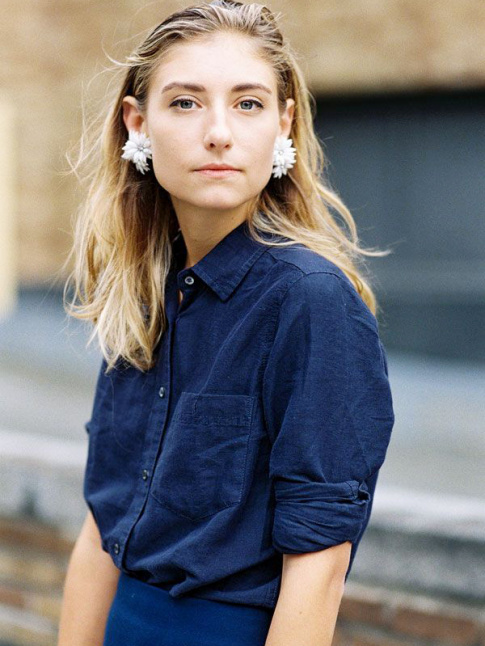 La chemise en jean se prte particulirement bien aux accessoirisations oses !
