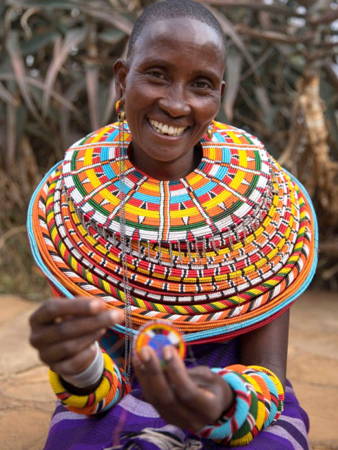 Accumulation de bijoux + maxi sourire = le bon mix