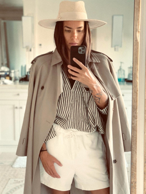 Trench + tenue estivale = le bon mix