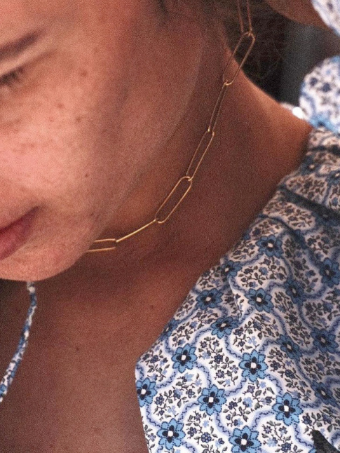 Robe fleurie + collier minimaliste = le bon mix