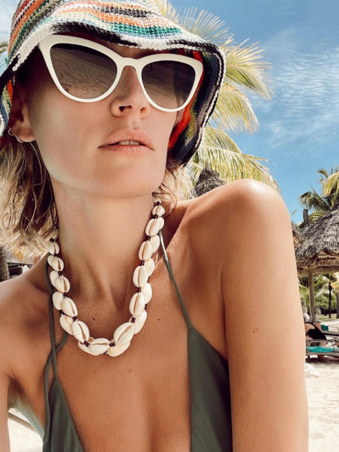 Lunettes de star + collier de coquillage = le bon mix