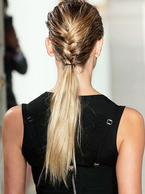 Mlant cheveux humides et tresse revisite, cette coiffure est  reproduire sans tarder en bord de mer !