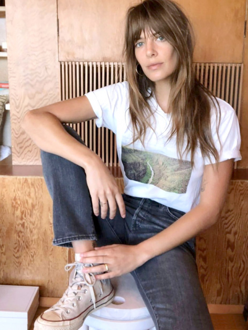 Frange + tee-shirt ringard + converses = le bon mix