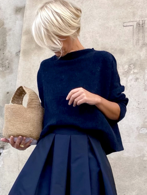 Rien de tel que du raphia tress pour gayer un total look bleu marine !