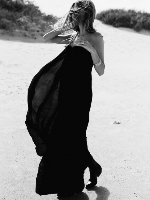 Wanted : une trs longue robe bustier noire !