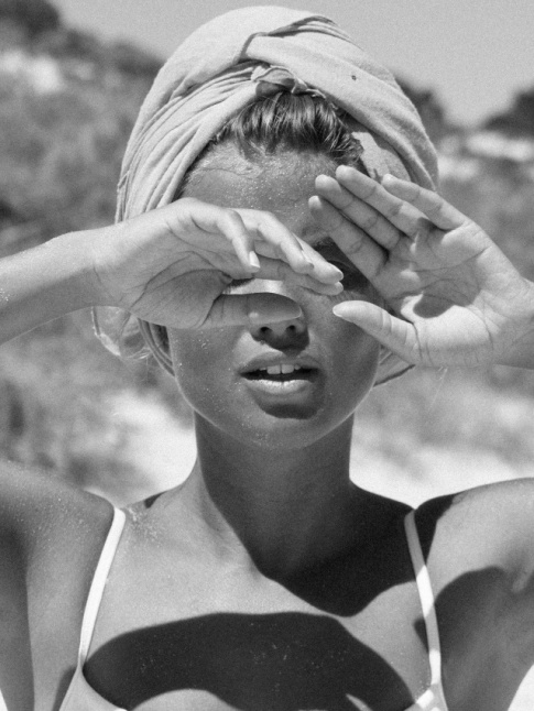 Rien de tel qu'un foulard nou en turban pour upgrader un simple bikini !