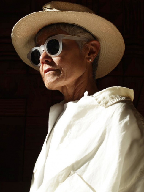 Lunettes de caractre + chemise blanche bascule vers l'arrire + chapeau de paille = le bon mix