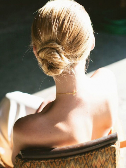 Difficile de faire plus lgant qu'un joli chignon bas plac lgrement sur le ct !