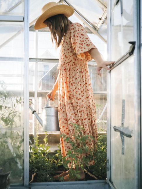 Envie d'une ample robe longue pour dambuler dans le potager !