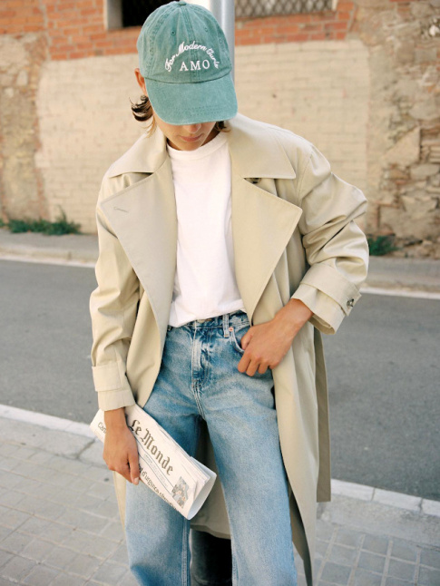 Casquette dlave + trench camel + jean + tee-shirt blanc = le bon mix