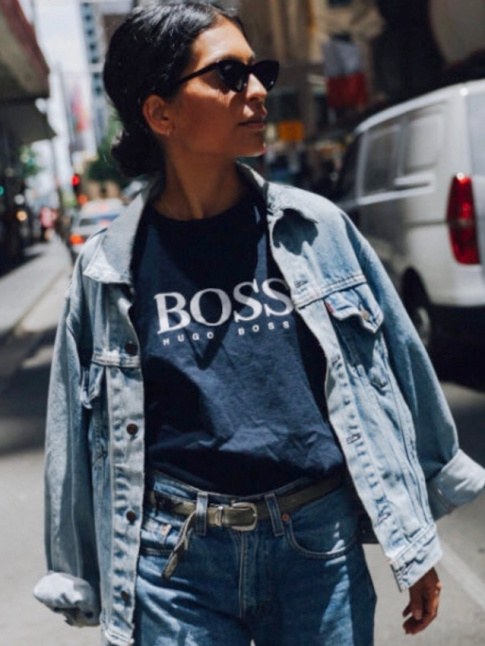 Total look denim + tee-shirt bleu marine + lunettes noires cat-eye = le bon mix