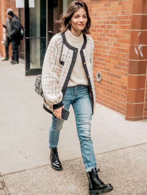 Le gilet chanelien lgrement oversize sied particulirement bien aux bottines esprit Doc Martens !