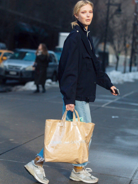 Mlant New Balance, reflets beiges, coiffure faussement sage et dominante bleu marine, ce look a tout bon !