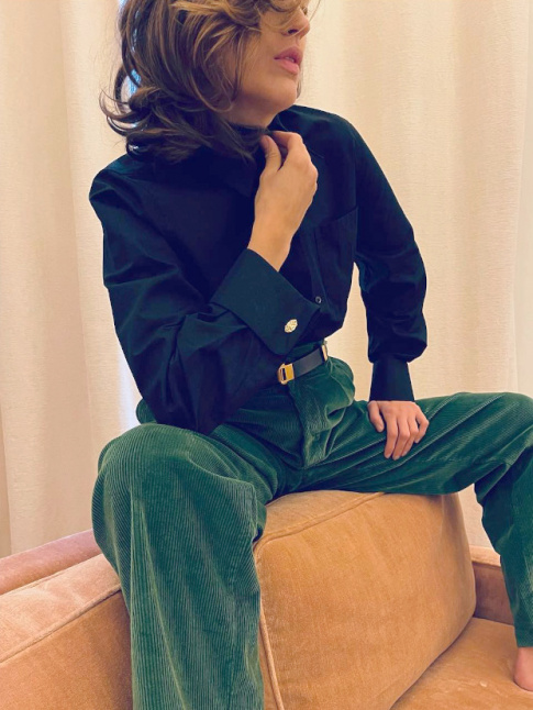 Pantalon velours vert + chemise noire = le bon mix