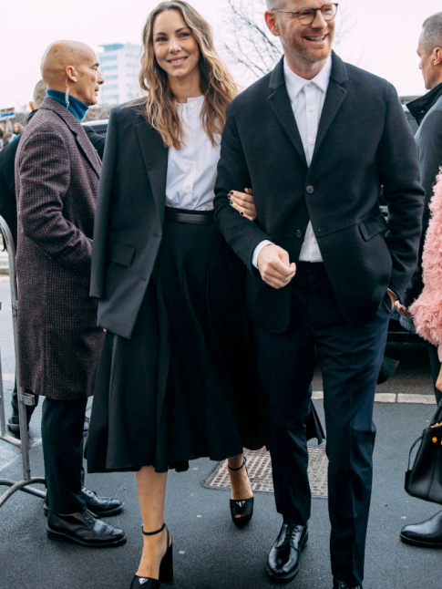 Chemise blanche sans col + jupe midi  godets + blazer un brin large = le bon mix