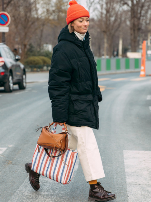 Rien de tel que des accessoires colors, graphiques et/ou douillets pour twister un look casual d'hiver !
