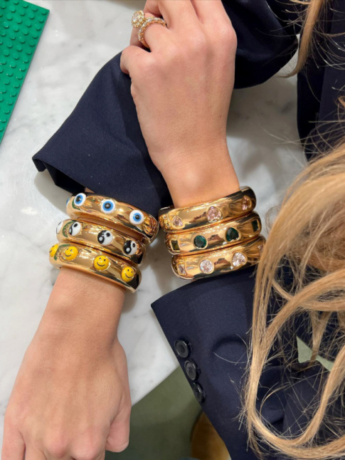 Accumulation de bracelets + sage blazer bleu marine = le bon mix