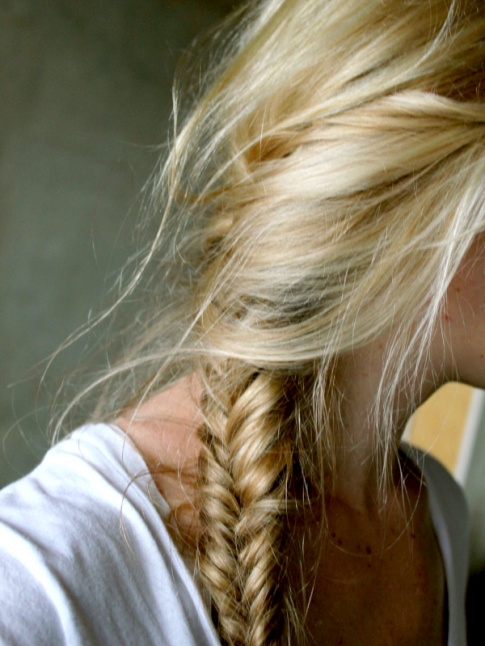 Rien de tel qu'une coiffure recherche lgrement dcoiffe pour accompagner une pice casual !