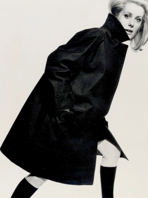 Une femme, un photographe, un manteau  la coupe parfaite... what else ?