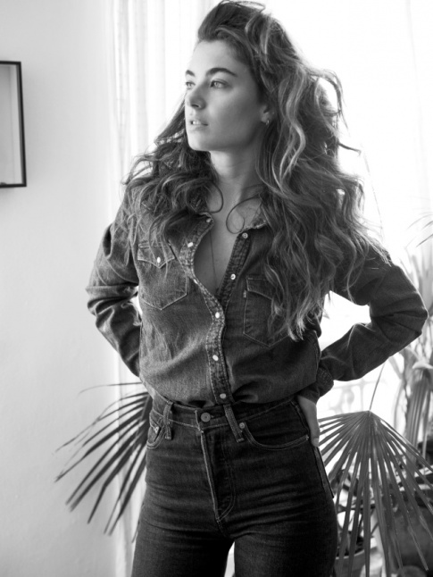 La crinire ondule : l'atout ultime pour sublimer un total look denim !
