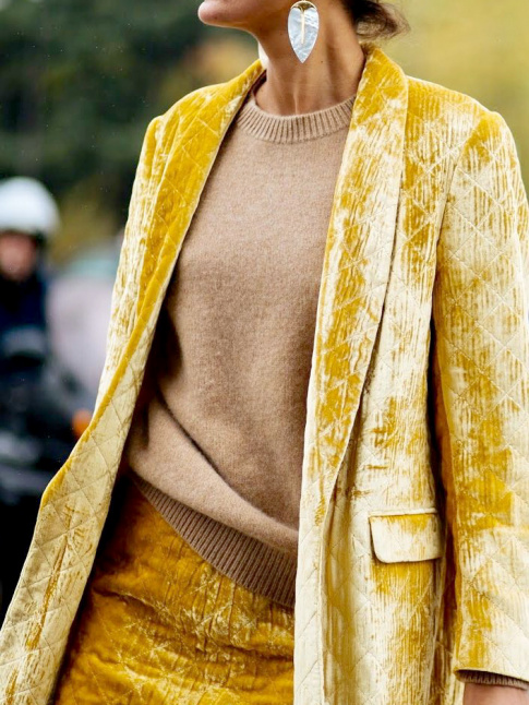 Oui au camel pour apaiser un jaune vibrant !
