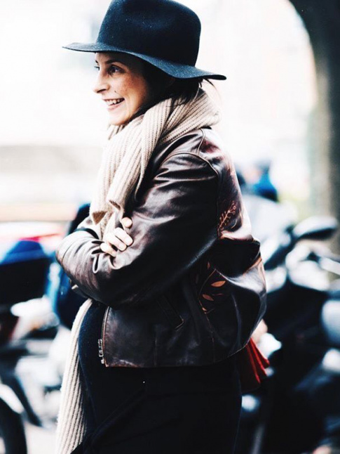 Le mix robe pull/perfecto : un look idal pour les futures mamans !
