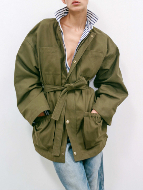 Veste militaire kaki + chemise  rayures verticales bleu et blanc = le bon mix