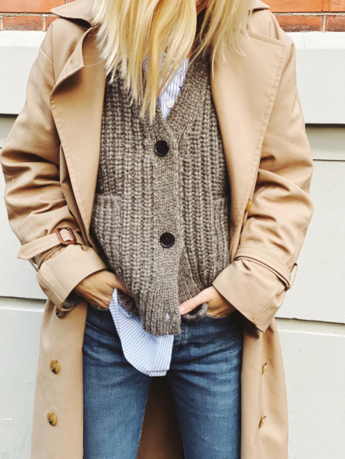 Mlant trench classique, gilet douillet et chemise masculine raye, ce look a tout bon !