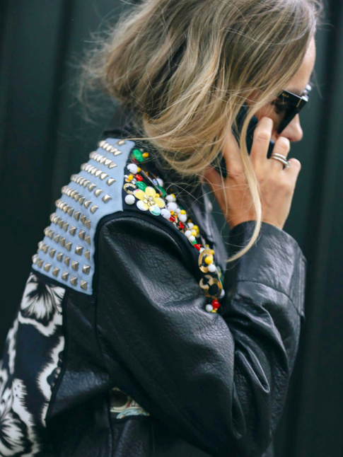 On ne se lasse pas du charme baroque/rock des blousons Prada !