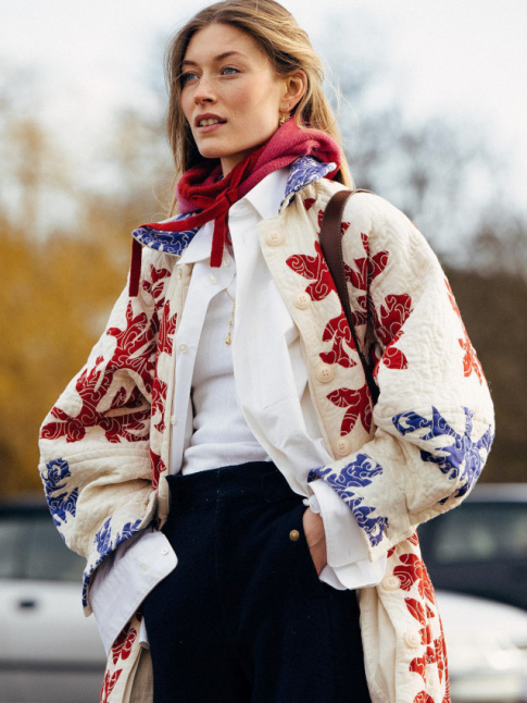 Look classique + manteau folk = le bon mix