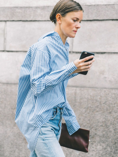 Lgrement bascule vers l'arrire, la chemise masculine gagne en caractre