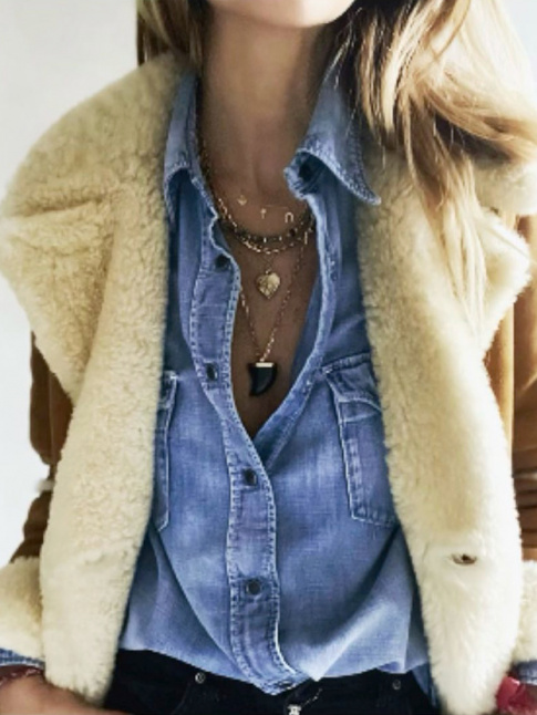 Veste en shearling + chemise en jean + colliers = le bon mix