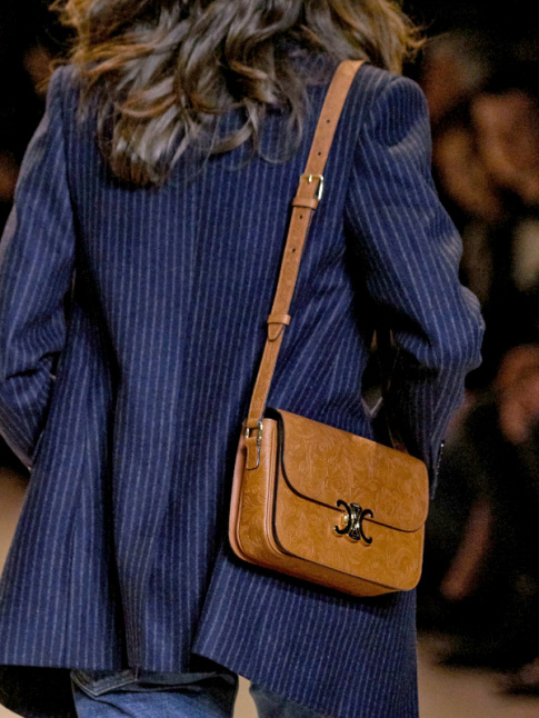 Blazer bleu  rayures + petit sac marron = le bon mix