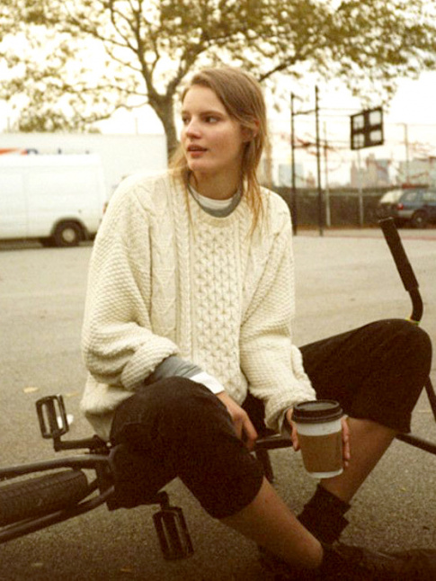 Le pull irlandais un peu ample : l'alpha et l'omga du style boyish nonchalant !