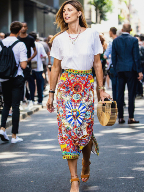 Le tee-shirt blanc : le compagnon idal des jupes hautes en couleurs !