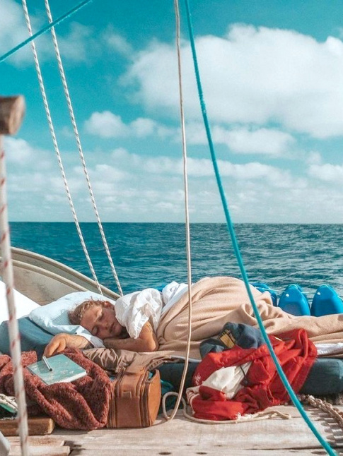 Un catamaran, la pleine mer, un matelas, de quoi crire... what else ?