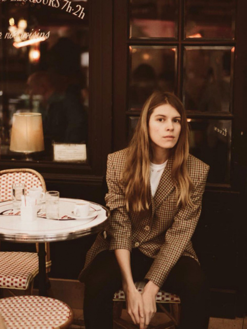 Blazer  petits carreaux + tee-shirt blanc + terrasse de caf = le bon mix