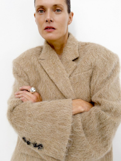 Mlant texture moelleuse et coupe faussement masculine, ce manteau a tout bon !