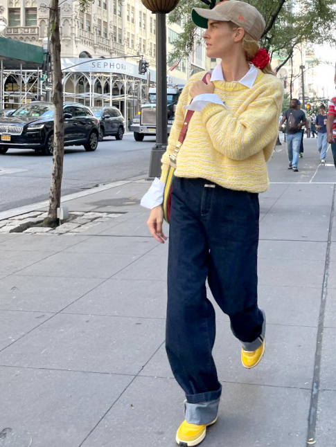 Jean brut + jaune ple + touches de blanc = le bon mix