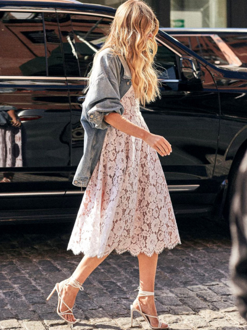 Mlant robe rtro midi et veste en jean trop grande, ce duo a tout bon !