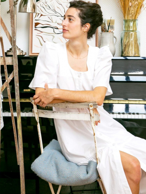 Entre port de tte gracieux, simplicit lumineuse et coiffure fminine, Célia Bruneau blouit