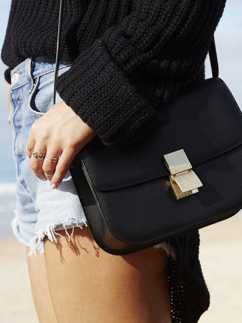 Look casual/cosy + sac iconique = le bon mix