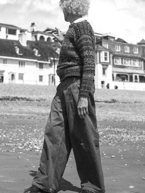 Mlant pantalon large tout terrain et pull court hors tendance, ce look a tout bon !