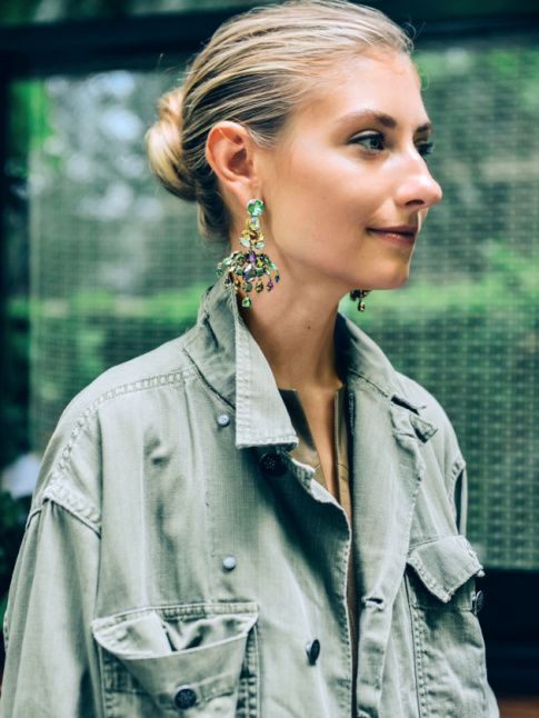 Veste army + boucles d'oreilles baroques = le bon mix