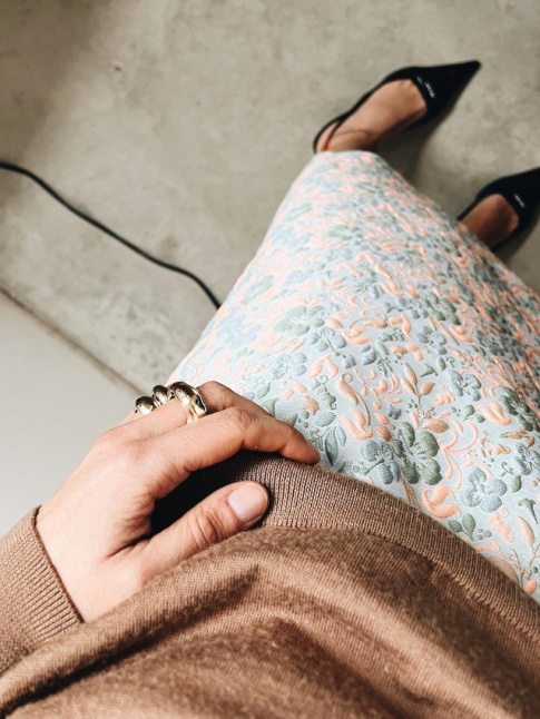 Toujours apaiser ses jupes midi kitsch au contact d'un pull fin tout simple !
