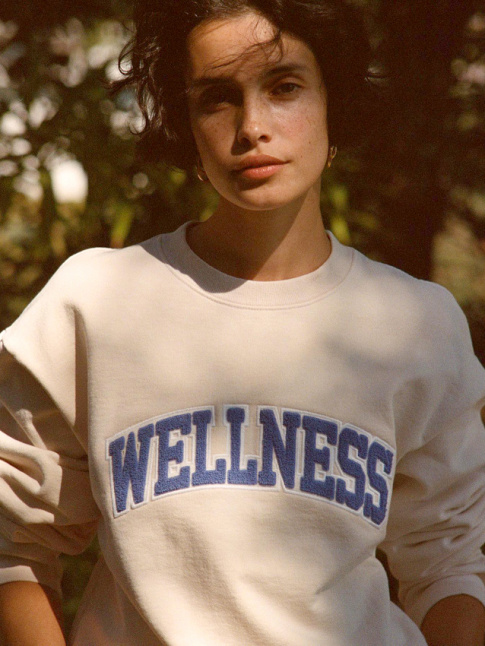 On pique avec plaisir aux nineties le duo sweat/boucles d'oreilles !