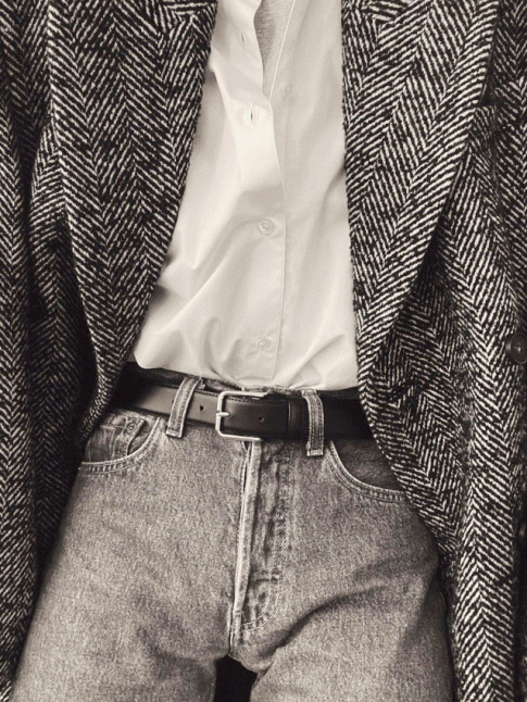 Mlant jean Levi's, chemise blanche et blazer drap de laine, cette tenue a tout bon !